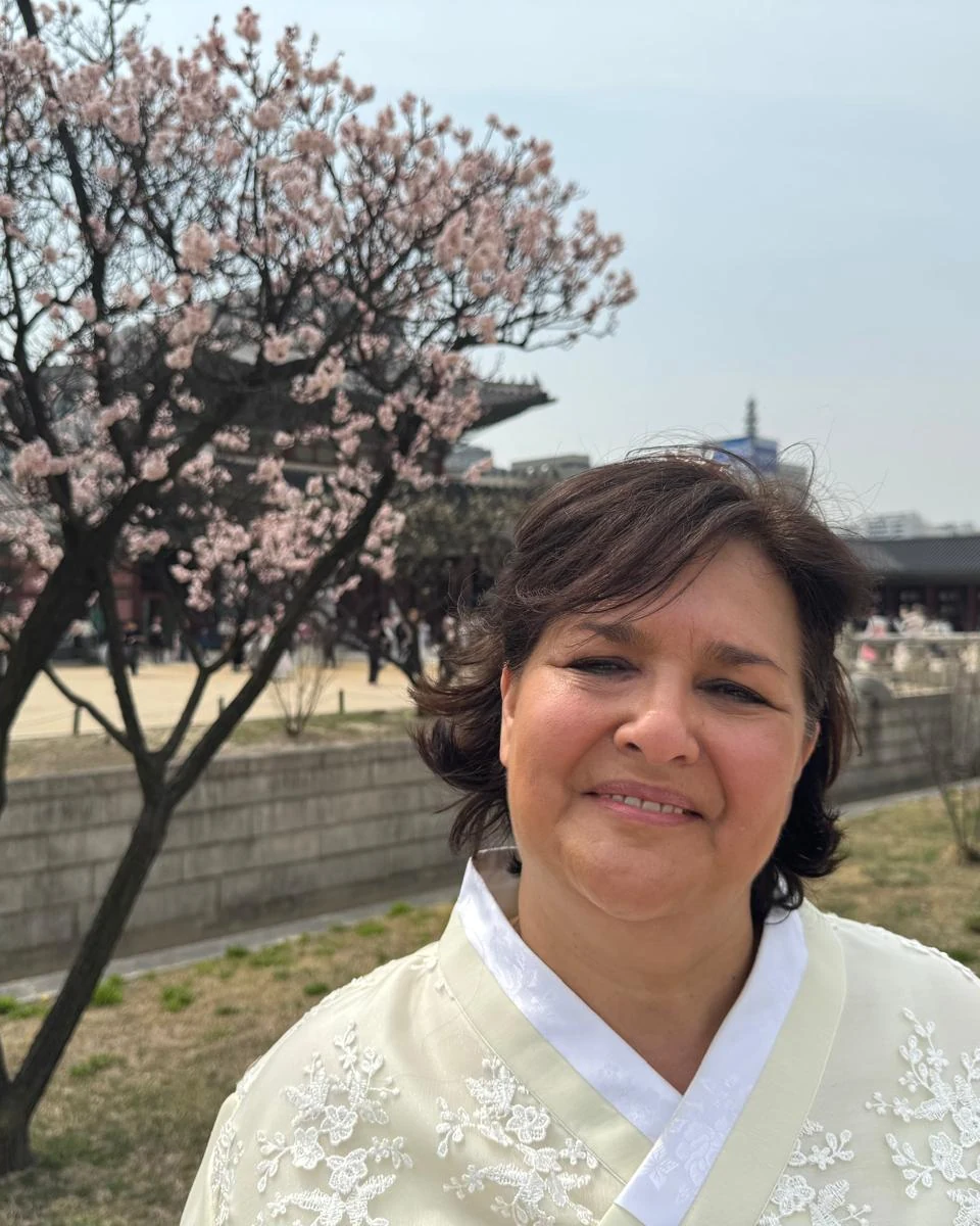 Persönlicher Reisemoment in Korea vor blühenden Bäumen