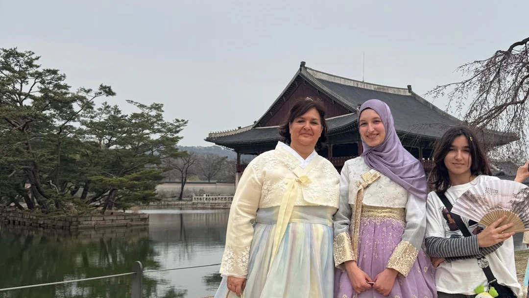 Besuch einer historischen Palastanlage in Seoul in traditioneller koreanischer Kleidung